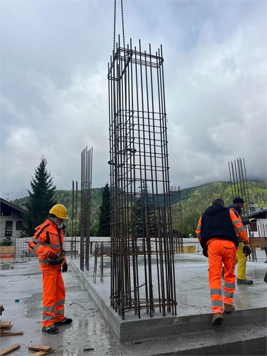 Cantiere Le Baite del 4.5.25 Le prime colonne