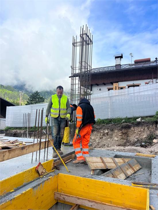 Cantiere Le Baite 4.5.25 si alzano i pilastri 